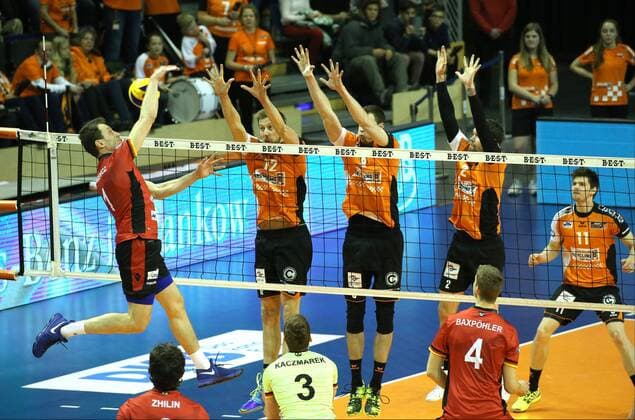 GER, 1.VBL, BR VOLLEYS VS. TV INGERSOLL BUEHL ,08.01.2017, Max Schmeling Halle, Berlin, GER, 1.VBL, BR VOLLEYS VS. TV INGERSOLL BUEHL, im Bild Paul Carroll (BR Volleys 12), Graham Vigrass (BR Volleys 8), Steven Marshall (BR Volleys 2), Tsimafei Zhukouski (BR Volleys 11), Slawomir Jungiewicz (Ingersoll Buehl 1) nordphotox xEngler