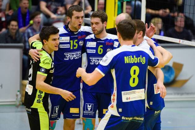 21.01.2017, Friedrich-Albert-Lange Sporthalle, Solingen Volleyball, Bundesliga Männer Maenner, Normalrunde, Solingen Volleys vs. VfB Friedrichshafen Jubel Lennart Bevers ( 10 Solingen), Christoph Marks ( 15 Solingen), Christian Gosmann ( 6 Solingen), Toni Mester ( 7 Solingen), Huib den Boer ( 2 Solingen), Benny Nibbrig ( 8 Solingen)