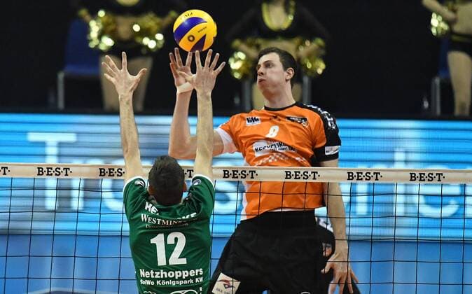 Graham Vigrass (BR Volleys), hinten, vorne Daniel Heinecke (Netzhoppers) BR Volleys Berlin - Netzhoppers Königs Wusterhausen Deutsche Volleyball Liga, Saison 2016 2017, Herren, Männer, Männer, men, Volleyball, Deutschland, Germany, Max-Schmeling-Halle Berlin, 22.1.2017