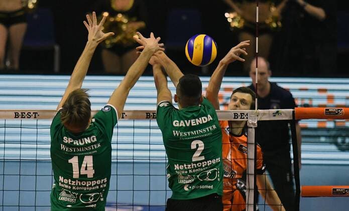 Robert Kromm (BR Volleys), hinten, vorne Paul Sprung (Netzhoppers) Filip Gavenda (Netzhoppers) BR Volleys Berlin - Netzhoppers Königs Wusterhausen Deutsche Volleyball Liga, Saison 2016 2017, Herren, Männer, Männer, men, Volleyball, Deutschland, Germany, Max-Schmeling-Halle Berlin, 22.1.2017