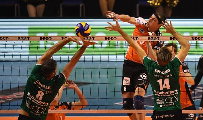 Felix Fischer (BR Volleys), hinten, vorne Björn Andrae (Netzhoppers) Paul Sprung (Netzhoppers) BR Volleys Berlin - Netzhoppers Königs Wusterhausen Deutsche Volleyball Liga, Saison 2016 2017, Herren, Männer, Männer, men, Volleyball, Deutschland, Germany, Max-Schmeling-Halle Berlin, 22.1.2017