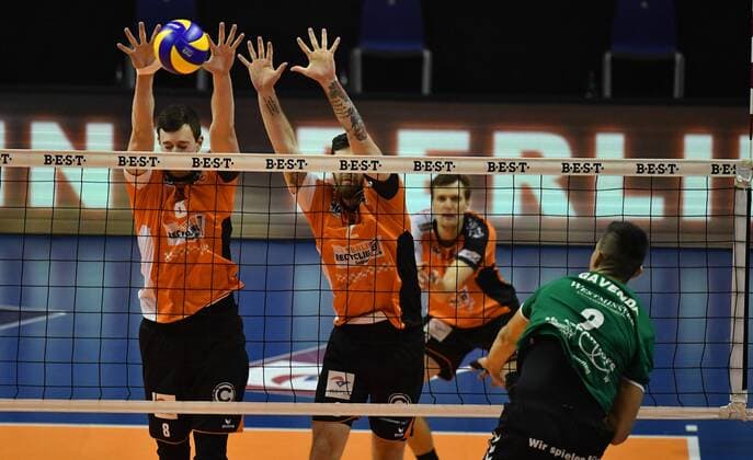 Filip Gavenda (Netzhoppers) vorne, hinten Graham Vigrass (BR Volleys), Steven Marshall (BR Volleys), BR Volleys Berlin - Netzhoppers Königs Wusterhausen Deutsche Volleyball Liga, Saison 2016 2017, Herren, Männer, Männer, men, Volleyball, Deutschland, Germany, Max-Schmeling-Halle Berlin, 22.1.2017