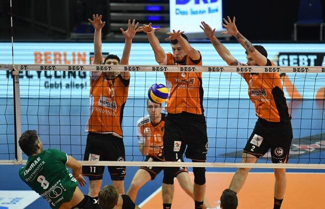 Björn Andrae (Netzhoppers) vorne Steven Marshall (BR Volleys), hinten Felix Fischer (BR Volleys), Tsimafei Zhukouski (BR Volleys), BR Volleys Berlin - Netzhoppers Königs Wusterhausen Deutsche Volleyball Liga, Saison 2016 2017, Herren, Männer, Männer, men, Volleyball, Deutschland, Germany, Max-Schmeling-Halle Berlin, 22.1.2017