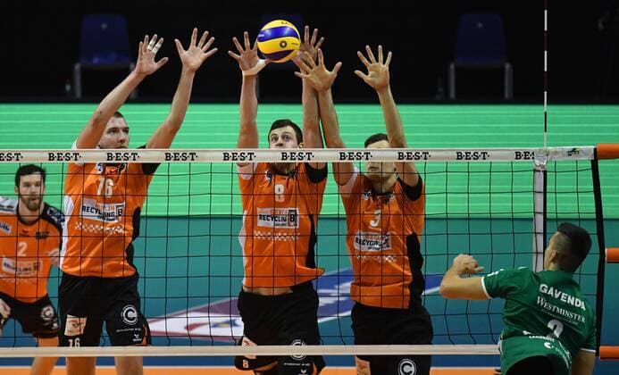 Filip Gavenda (Netzhoppers) vorne, hinten Wouter ter Maat (BR Volleys), Graham Vigrass (BR Volleys), Robert Kromm (BR Volleys), BR Volleys Berlin - Netzhoppers Königs Wusterhausen Deutsche Volleyball Liga, Saison 2016 2017, Herren, Männer, Männer, men, Volleyball, Deutschland, Germany, Max-Schmeling-Halle Berlin, 22.1.2017