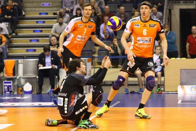 Volleyball, Herren, Saison 2016 17, 1. Bundesliga, BR Volleys - Netzhoppers Bestensee, Luke Perry (Nr. 4, Berlin Recycling Volleys), Robert Kromm (Nr. 3, Berlin Recycling Volleys), Felix Fischer (Nr. 6, Berlin Recycling Volleys), 22.01.17,