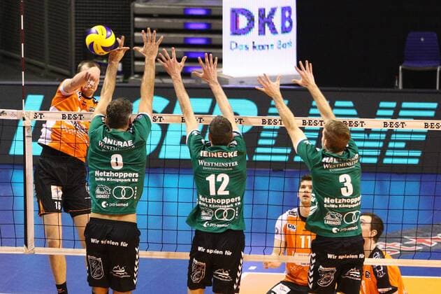 Volleyball, Herren, Saison 2016 17, 1. Bundesliga, BR Volleys - Netzhoppers Bestensee, Wouter ter Maat (Nr. 16, Berlin Recycling Volleys), Björn Andrae (Nr. 8, Netzhoppers Bestensee), Daniel Heinecke (Nr. 12, Netzhoppers Bestensee), Tsimafei Zhukouski (Nr. 11, Berlin Recycling Volleys), Taylor Douglas Hammond (Nr. 3, Netzhoppers Bestensee), 22.01.17,