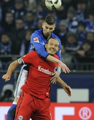 Fussball, Bundesliga, Deutschland, Herren, Saison 2016 2017, 18. Spieltag, VELTINS Arena Gelsenkirchen: FC Schalke 04, S04 (blau) - Eintracht Frankfurt (rot); Alexander , Alex Meier (Eintracht), Matija Nastasic (S04), Aktion.