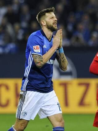 Fussball, Bundesliga, Deutschland, Herren, Saison 2016 2017, 18. Spieltag, VELTINS Arena Gelsenkirchen: FC Schalke 04, S04 (blau) - Eintracht Frankfurt (rot); Guido Burgstaller (S04). Enttäuschung, Frust, Aktion, Einzelbild.