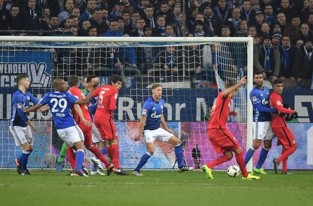 27.01.2017, Fussball GER, 1. Bundesliga Saison 2016 2017, 18. Spieltag, FC Schalke 04 - Eintracht Frankfurt 0:1, 02 Alexander Meier (Eintracht Frankfurt), 3. v.re., erzielt das 0:1 Siegtor, David Abraham (Eintracht Frankfurt), 3. v.li., blockt Naldo (FC Schalke 04)