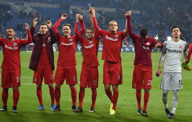 Bilder des Tages - SPORT 27.01.2017, Fussball GER, 1. Bundesliga Saison 2016 2017, 18. Spieltag, FC Schalke 04 - Eintracht Frankfurt 0:1, Frankfurts Spieler feiern den Sieg, v.re., Torwart Heinz Lindner (Eintracht Frankfurt), Aymen Barkok (Eintracht Frankfurt), Alexander Meier (Eintracht Frankfurt), Mijat Gacinovic (Eintracht Frankfurt), Bastian Oczipka (Eintracht Frankfurt), Branimir Hrgota (Eintracht Frankfurt), Shani Tarashaj (Eintracht Frankfurt)