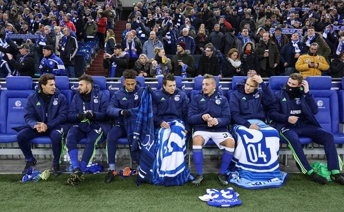 27.01.2017, Fussball GER, 1. Bundesliga Saison 2016 2017, 18. Spieltag, FC Schalke 04 - Eintracht Frankfurt 0:1, Schalkes Ersatzbank mit (v.li.) Benjamin Stambouli (Schalke 04), Daniel Caligiuri (FC Schalke 04), Thilo Kehrer (Schalke 04), Yevhen Konoplyanka (Schalke 04), Donis Avdijaj (Schalke 04), Holger Badstuber (FC Schalke 04), Torwart Alexander Nübel, Alexander Nuebel (Schalke 04)