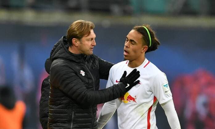 Ralph Hasenhüttl (Trainer RB Leipzig), lobt Yussuf Poulsen (RB Leipzig), nach dessen Auswechslung ab RB Leipzig-TSG 1899 Hoffenheim 1. Bundesliga 2016 2017, 1. BL, 1. Bundesliga, DFL, Fußball, Fussball, soccer, Herren, Männer, Maenner, Deutschland, Germany, Leipzig, 28.1.2017, Red Bull Arena