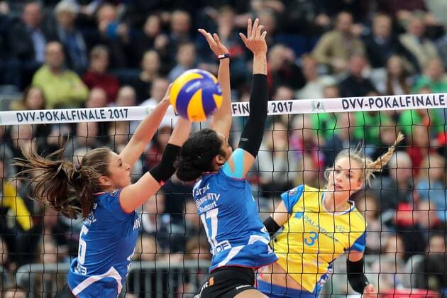 v.li.: Michaela Mlejnkova (MTV, 16), Nia Grant (MTV, 17), Louisa Lippmann (Schweriner SC, 3), Angriff und Block am Netz, Volleyball, DVV Pokal Finale 2017 Frauen, Schweriner SC - MTV Stuttgart, xozx