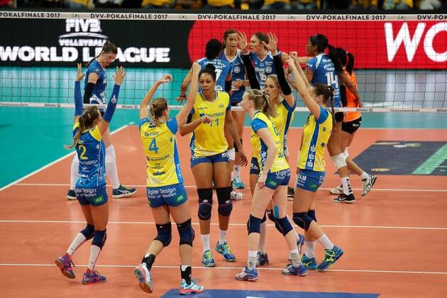 Spielerinnen des SSC Palmberg Schwerin (Schweriner SC) jubeln über einen Punkt, Punktgewinn, Jubel, Freude, celebration, optimistisch, Action, Aktion, Volleyball, DVV Pokal Finale 2017 Frauen, Schweriner SC - MTV Stuttgart, xozx
