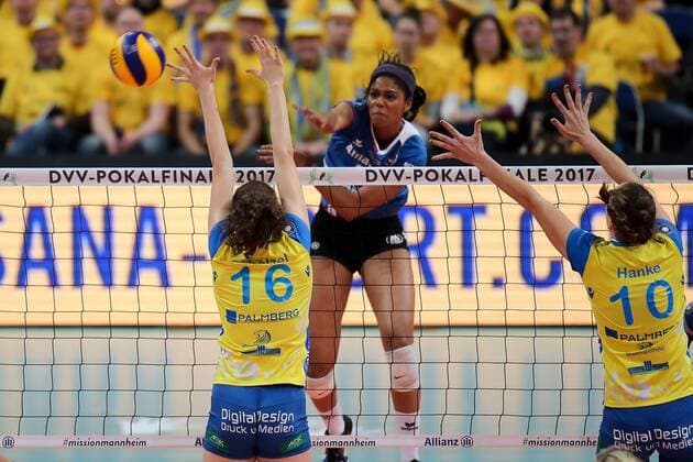 v.li.: Marie Schölzel (Schweriner SC, 16), Aiyana Whitney (MTV, 14), Denise Hanke (Schweriner SC, 10), Angriff und Block am Netz, Volleyball, DVV Pokal Finale 2017 Frauen, Schweriner SC - MTV Stuttgart, xozx