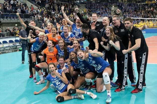 Spielerinnen von Allianz MTV Stuttgart bejubeln den Pokalsieg, jubeln über den Sieg, Jubel, Freude, Sieger, Gewinner, Pokalsieger 2017, celebration, optimistisch, Action, Aktion, Teamfoto, Mannschaftsfoto, Volleyball, DVV Pokal Finale 2017 Frauen, Schweriner SC - MTV Stuttgart, xozx