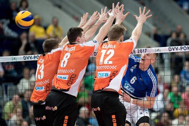 v.li.: Ruben Schott (BR Volleys, 13), Graham Vigrass (BR Volleys, 8), Paul Carroll (BR Volleys, 12) können den Schmetterball von Michal Finger (VfB, 6) nicht aufhalten, Angriff und Block am Netz, Volleyball, DVV Pokal Finale 2017 Männer, VfB Friedrichshafen - BR Volleys, xozx