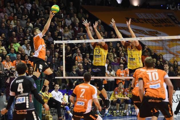 Volleyball, Herren, Saison 2016 17 CEV Champions League, 4. Spieltag, BR Volleys - Dukla Liberec, Ruben Schott (Nr. 13, Berlin Recycling Volleys), Adrian Patucha (Nr. 13, Dukla Liberec), Jakub Veseley (Nr. 9, Dukla Liberec), 02.02.17,