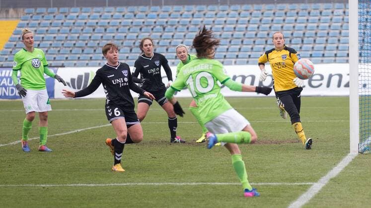 v.li.: Anja Mittag (VfL Wolfsburg, 41), Susann Utes (FF USV Jena, 6), Tessa Wullaert (VfL Wolfsburg, 10), Kathrin Längert (FF USV Jena, 24, Torwart), Fußball, Frauen, 1. Bundesliga, FF USV Jena - VfL Wolfsburg, xprx