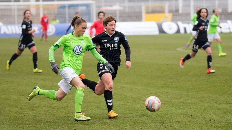 v.li.: Ewa Pajor (VfL Wolfsburg, 17), Susann Utes (FF USV Jena, 6); Zweikampf, Duell, Aktion, action, Fußball, Frauen, 1. Bundesliga, FF USV Jena - VfL Wolfsburg, xprx