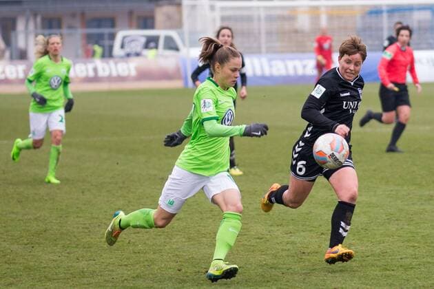 v.li.: Ewa Pajor (VfL Wolfsburg, 17), Susann Utes (FF USV Jena, 6); Zweikampf, Duell, Aktion, action, Fußball, 1. Bundesliga, FF USV Jena - VfL Wolfsburg, xprx