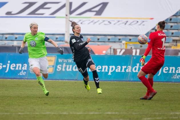 v.li.: Nilla Fischer (VfL Wolfsburg, 4), Lucie Vonkova (FF USV Jena, 11), Almuth Schult (VfL Wolfsburg, 1, Torwart), Fußball, 1. Bundesliga, FF USV Jena - VfL Wolfsburg, xprx