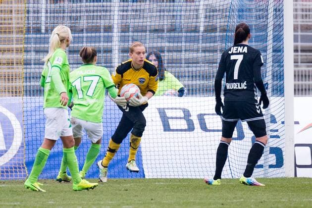 Kathrin Längert (FF USV Jena, 24, Torwart) hält den Torschuss; v.li.: Pernille Harder (VfL Wolfsburg, 22), Ewa Pajor (VfL Wolfsburg, 17), Kathrin Längert (FF USV Jena, 24, Torwart), Ivana Rudelic (FF USV Jena, 7), Fußball, 1. Bundesliga, FF USV Jena - VfL Wolfsburg, xprx