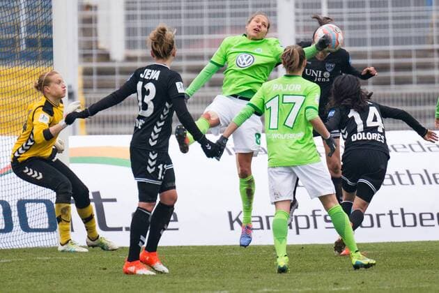 v.li.: Kathrin Längert (FF USV Jena, 24, Torwart), Karoline Heinze (FF USV Jena, 13), Babett Peter (VfL Wolfsburg, 8), Ewa Pajor (VfL Wolfsburg, 17), Dolores Isabel Jacome Da Silva (FF USV Jena, 14), Fußball, 1. Bundesliga, FF USV Jena - VfL Wolfsburg, xprx