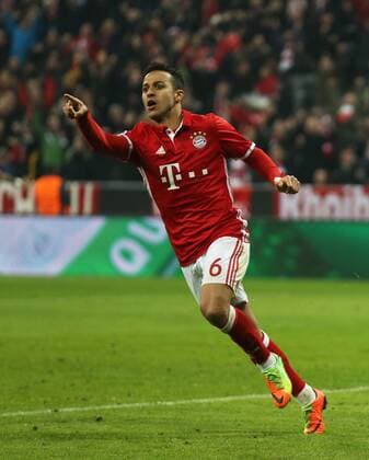Fussball, Champions League, Achtelfinal Hinspiel, Saison 2016 2017, Herren, Deutschland, 15.02.2017, FC Bayern München - FC Arsenal London, v.l. Aktion, Freude, jubeln, Jubel nach Tor zum 3-1, Torschuetze Thiago Alcantara, FC Bayern München,