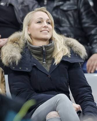 Arjen Robben Familie, Ehefrau Bernadien, Spielerfrau, junge hübsche Frau, Maedchen, sexy, aufreizend, Figur, hübsch, lacht, attraktiv, Mode, fashion, Schmuck, Tasche, Schminke, FC BAYERN MUENCHEN - FC ARSENAL 5-1 Achtelfinale, Fussball UEFA Champions League, Muenchen, 15.02.2017 CL Saison 2016 2017, FCB