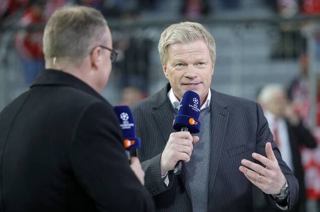 Oliver KAHN, Co Moderator Oliver Welken Moderator, Sportmoderator, VIP, Promi, Show, Entertainment, Fernsehmoderator Fernsehen,Journalisten, TV, Medien, Fotografen , Fernsehuebertagung, Live, Liveuebertragung Presseraum, Presse, Pressezentrum , Interview, Media, Medienzentrum FC BAYERN MUENCHEN - FC ARSENAL 5-1 Achtelfinale, Fussball UEFA Champions League, Muenchen, 15.02.2017 CL Saison 2016 2017, FCB