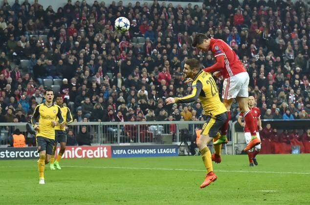 15.02.2017, Fussball, UEFA Champions League, Saison 2016 2017, Achtelfinale, FC Bayern Muenchen - Arsenal London 5:1, Robert Lewandowski (Bayern Muenchen), re., erzielt mit diesem Kopfball das Tor zum 2:1, Shkodran Mustafi (Arsenal London) kann es nicht verhindern, links Granit Xhaka (Arsenal London)