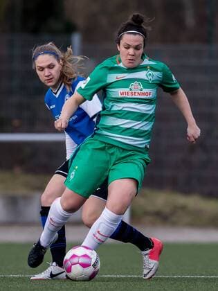 v.li.: Lena Göllner (Goellner, DSC Arminia Bielefeld, 6) und Stephanie Goddard (SV Werder Bremen, 23) im Zweikampf, Duell, duel, tackle, Fussball, 2. Bundesliga Nord Frauen, DSC Arminia Bielefeld - SV Werder Bremen, xdgx