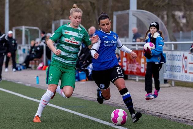 v.li.: Michelle Ulbrich (SV Werder Bremen, 5) und Sarah Grünheid (Gruenheid, DSC Arminia Bielefeld, 23) im Zweikampf, Duell, duel, tackle, Fussball, 2. Bundesliga Nord Frauen, DSC Arminia Bielefeld - SV Werder Bremen, xdgx