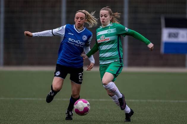 v.li.: Maxine Birker (DSC Arminia Bielefeld, 22) und Nina Lührßen (Luhrßen, Luhrssen, Luehrßen, Luehrssen, SV Werder Bremen, 4) im Zweikampf, Duell, duel, tackle, Fussball, 2. Bundesliga Nord Frauen, DSC Arminia Bielefeld - SV Werder Bremen, xdgx