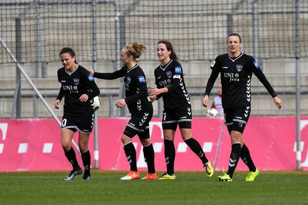 v.li.: Amber Hearn (Jena, 10) Karoline Heinze (Jena, 13) Julia Arnold (Jena, 31) Lucie Vonkova (Jena, 11) mkit Torjubel, Jubel, Torjubel, Torerfolg, celebrate the goal, goal, celebration, Jubel ueber das Eigentor zum 0:1 von Manuela Zinsberger (Torwart, Torfrau, FC Bayern München, FCB, 31) nicht im Bild, not pictured , optimistisch, Action, Aktion, Fussball,Allianz Frauen-Bundesliga, FC Bayern München - FF USV Jena, xslx