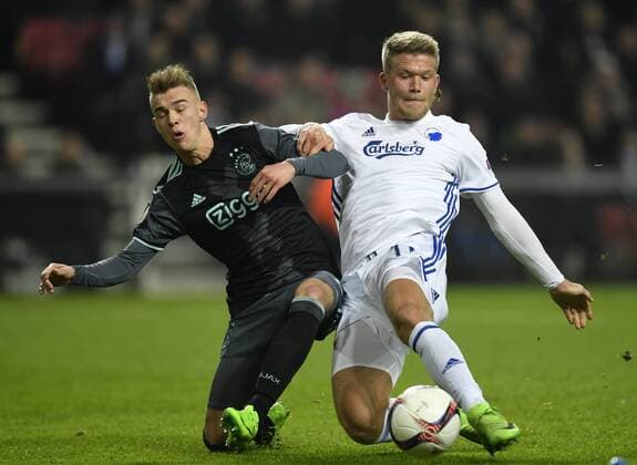 Bilder des Tages - SPORT Fußball, EL, FC Kopenhagen - Ajax Amsterdam DK: 20170309, K¿benhavn, Danmark: Europa League fodbold, 1 8 finale, FC K¿benhavn - AFC Ajax: Daley Sinkgraven, AFC Ajax, Andreas Cornelius, FC K¿benhavn, FCK Foto: Lars M¿ller UK: 20170309, Copenhagen, Denmark: Europa League football, 1 8 final, FC Copenhagen - AFC Ajax: Daley Sinkgraven, AFC Ajax, Andreas Cornelius, FC K¿benhavn, FCK