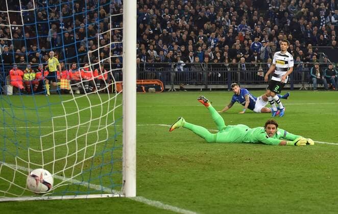 09.03.2017, Fussball, UEFA Europa League, Saison 2016 2017, Achtelfinale, FC Schalke 04 - Borussia Moenchengladbach, Guido Burgstaller (Schalke 04), hinten links, erzielt gegen Torwart Yann Sommer (Borussia Moenchengladbach) das Tor zum 1:1, hinten rechts Timothee Kolodziejczak, Kolo (Borussia Moenchengladbach)