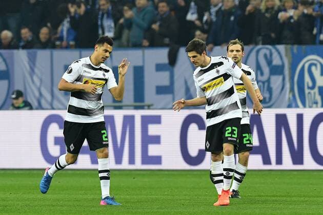 Fussball, UEFA Europa League, Saison 2016 2017, Achtelfinale ,Spiel 1, FC Schalke 04 vs Borussia Mönchengladbach 09.03.2017, Veltinsarena Gelsenkirchen, Borussia Mönchengladbach,Timothee Kolodziejczak, Borussia Mönchengladbach, Jonas Hofmann, jubel, ,