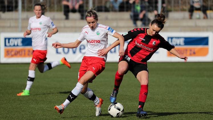 v.li.: Kathrin Hendrich (Frankfurt, 4), Lina Maria Magull (Freiburg, 16), Zweikampf, Duell, duel, tackle, tackling, Dynamik, Action, Aktion, Fussball, DFB-Pokal der Frauen, Viertelfinale, SC Freiburg - 1. FFC Frankfurt, xozx