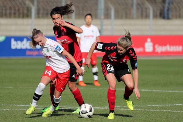 v.li.: Jackie Groenen (Frankfurt, 14), Cinzia Zehnder (Freiburg, 14), Lena Petermann (Freiburg, 22), Zweikampf, Duell, duel, tackle, tackling, Dynamik, Action, Aktion, Fussball, DFB-Pokal der Frauen, Viertelfinale, SC Freiburg - 1. FFC Frankfurt, xozx