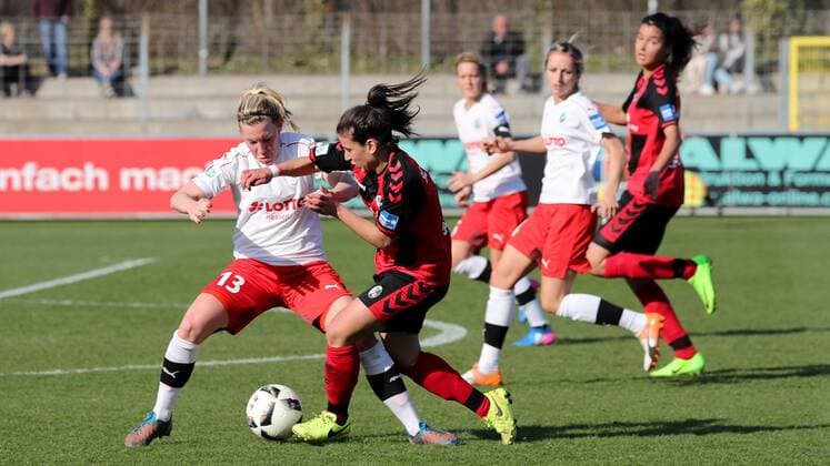 v.li.: Marith Prießen (Marith Priessen, Frankfurt, 13), Hasret Kayikci (Freiburg, 11), Zweikampf, Duell, duel, tackle, tackling, Dynamik, Action, Aktion, Fussball, DFB-Pokal der Frauen, Viertelfinale, SC Freiburg - 1. FFC Frankfurt, xozx