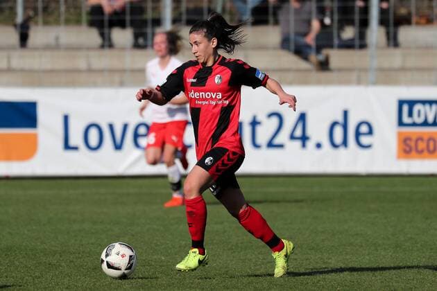 Hasret Kayikci (Freiburg, 11) am Ball, Freisteller, Ganzkörper, Einzelbild, Aktion, Action, Fussball, DFB-Pokal der Frauen, Viertelfinale, SC Freiburg - 1. FFC Frankfurt, xozx