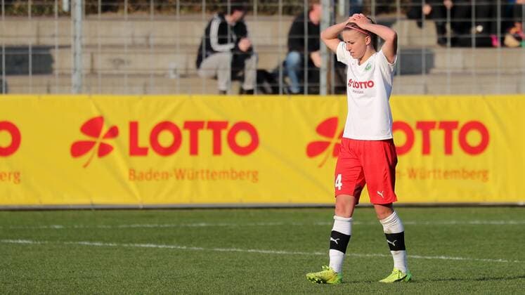 Jackie Groenen (Frankfurt, 14), enttäuscht schauend, Enttäuschung, Frustration, disappointed, pessimistisch, ist enttäuscht über die Niederlage, Enttäuschung nach dem Schlusspfiff, Verlierer, verloren, Frustration, disappointed, pessimistisch, Fussball, DFB-Pokal der Frauen, Viertelfinale, SC Freiburg - 1. FFC Frankfurt, xozx