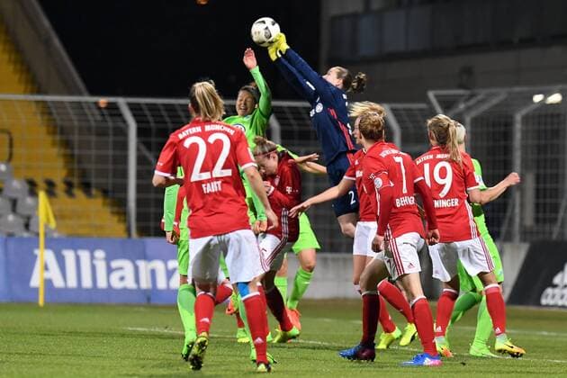 v.li.: Tinja-Riikka Korpela (Torwart, Torfrau, FC Bayern München, FCB, 32) faustet den Ball vor Vanessa Bernauer (Wolfsburg, 18) weg, Fussball, DFB-Pokal der Frauen, Viertelfinale, FC Bayern München - VfL Wolfsburg, xslx