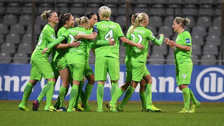 Wolfsburger Spielerinnen mit Torjubel, Jubel, Torjubel, Torerfolg, celebrate the goal, goal, celebration, Jubel ueber das Tor zum 0:1 durch Tessa Wullaert (Wolfsburg, 10) (2.v.li.), optimistisch, Action, Aktion, Fussball, DFB-Pokal der Frauen, Viertelfinale, FC Bayern München - VfL Wolfsburg, xslx