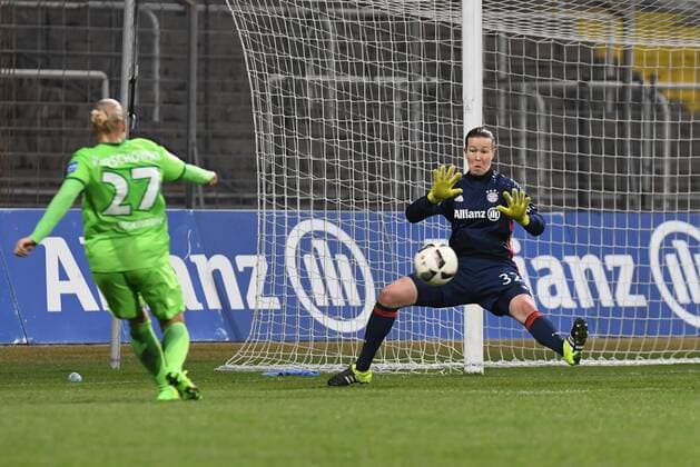 Bilder des Tages - SPORT v.li.: Isabel Kerschowski (Wolfsburg, 27) gibt die Flanke zum 0:2, Tinja-Riikka Korpela (Torwart, Torfrau, FC Bayern München, FCB, 32) kann nicht abwehren und Gina Lewandowski (FC Bayern München, FCB, 2) (nicht im Bild, not pictured) läuft in die Flanke und legt ihn ins eigene Tor, Fussball, DFB-Pokal der Frauen, Viertelfinale, FC Bayern München - VfL Wolfsburg, xslx