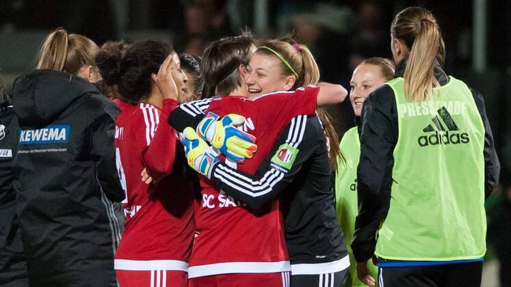 v.li.: Anne Van Bonn (SC Sand, 7) und Torhüterin, Torwart Carina Schlüter (Schlueter, Sand, 1) jubeln über den Sieg, freuen sich, Freude über den Einzug ind Halbfinale, Fussball, DFB-Pokal der Frauen, SV Werder Bremen - SC Sand, xobx