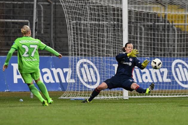 v.li.: Isabel Kerschowski (Wolfsburg, 27) schlägt die Flanke die zum 0:2 führt, Tinja-Riikka Korpela (Torwart, Torfrau, FC Bayern München, FCB, 32) klatscht den Ball genau in den Lauf von Gina Lewandowski (FC Bayern München, FCB, 2) (nicht im Bild, not pictured) von wo der Ball ins Tor rollt, Fussball, DFB-Pokal der Frauen, Viertelfinale, FC Bayern München - VfL Wolfsburg, xslx