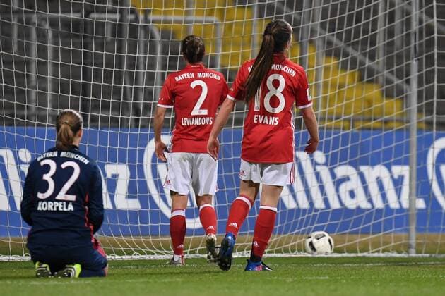 v.li.: Tinja-Riikka Korpela (Torwart, Torfrau, FC Bayern München, FCB, 32) Gina Lewandowski (FC Bayern München, FCB, 2) Lisa Evans (FC Bayern München, FCB, 18) nach dem Eigentor zum 0:2 von Gina Lewandowski (FC Bayern München, FCB, 2) enttäuscht schauend, Enttäuschung, Frustration, disappointed, pessimistisch, Fussball, DFB-Pokal der Frauen, Viertelfinale, FC Bayern München - VfL Wolfsburg, xslx